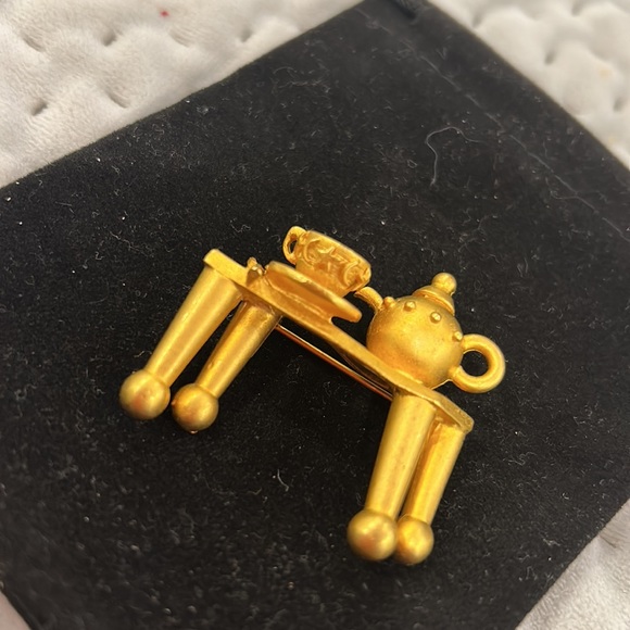 Vintage Leslie Block “Spot of Tea” Matte Gold Brooch-Boutique - Picture 4 of 8
